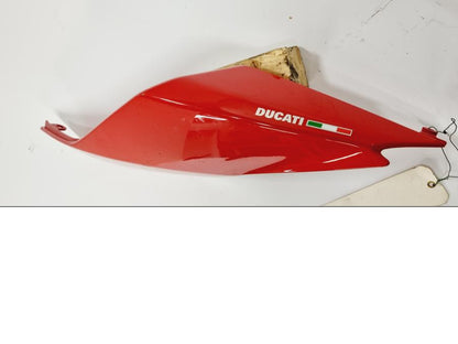 Framsidan på Bakvinge från en Ducati 1199 Panigale -2012 motorcykel.