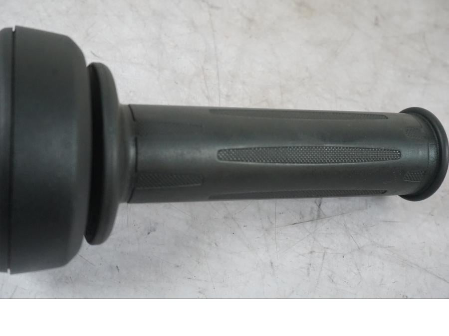 Snett uppifrån på Gasreglage från en BMW F 800 R -2018 motorcykel.