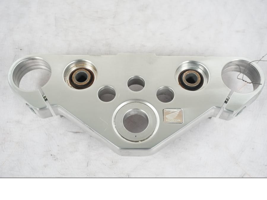 Framsidan på Gaffelkrona från en Honda VT 600 C -1998 motorcykel.