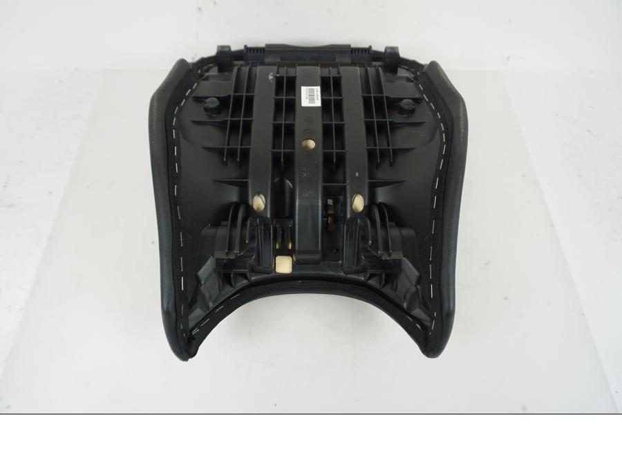 Snett nerifrån på Sadel från en BMW R 1200 GS -2014 motorcykel.