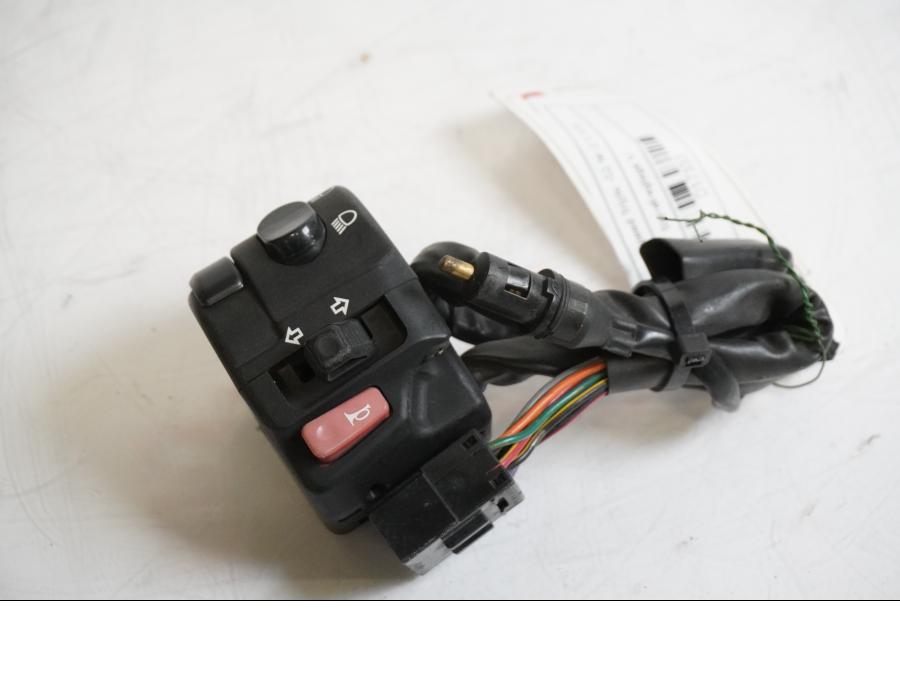 Framsidan på Styrelreglage från en Triumph Speed Triple -2002 motorcykel.