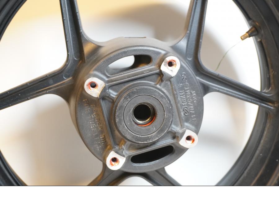 Baksidan på Fälg från en Kawasaki Z 750 -2009 motorcykel.