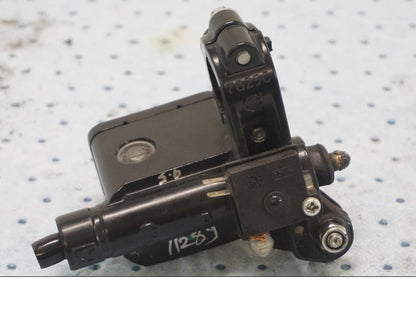 Baksidan på Bromshuvudcylinder från en KTM 125 Duke -2017 motorcykel.