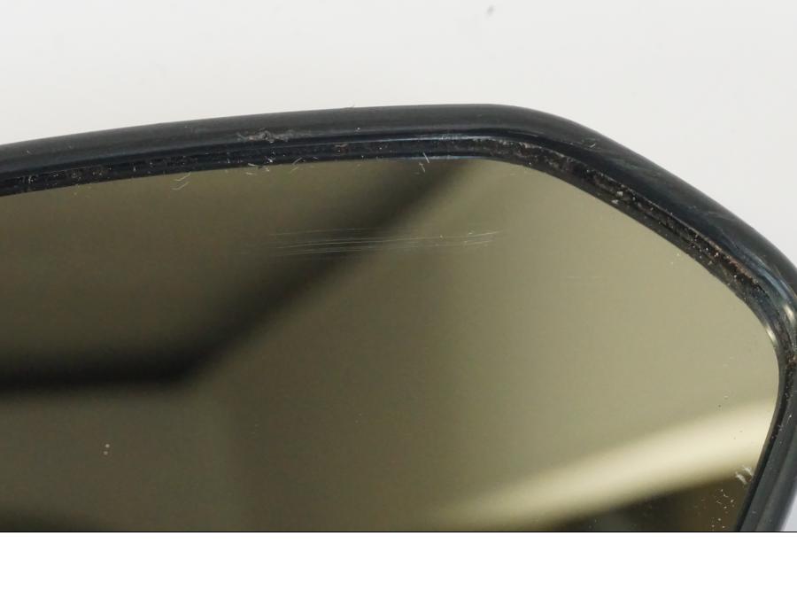 Höger sida på Backspegel från en Triumph Trident -2021 motorcykel.