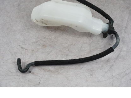 Höger sida på Vattenexpansionskärl från en Yamaha MT-09 -2024 motorcykel.