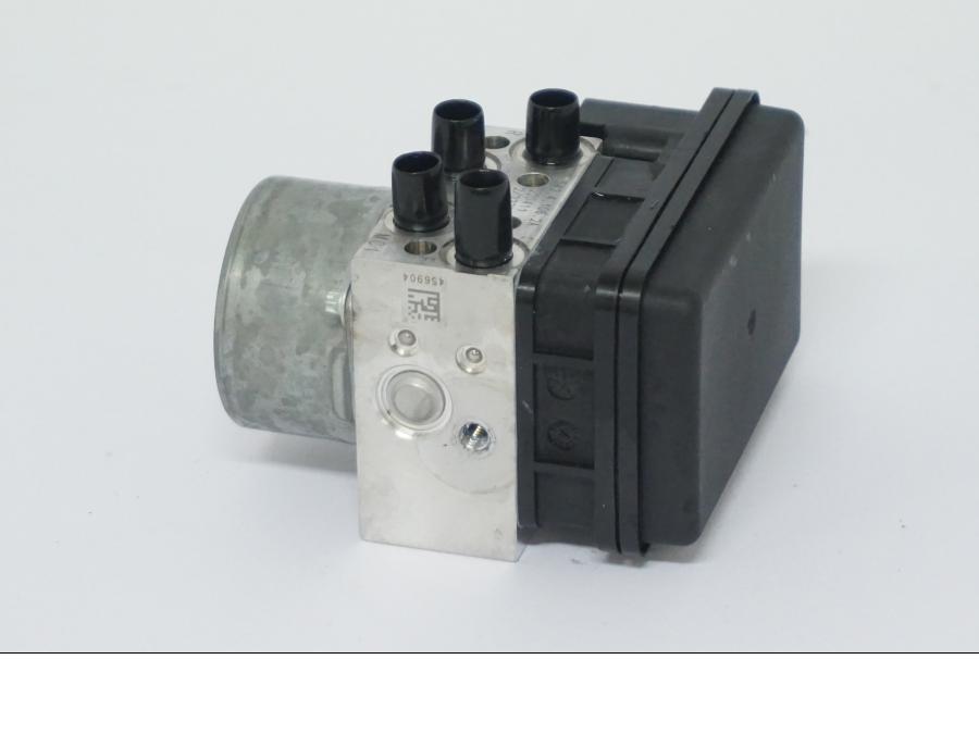 Vänster sida på ABS Modulator från en Ducati Desert X -2022 motorcykel.