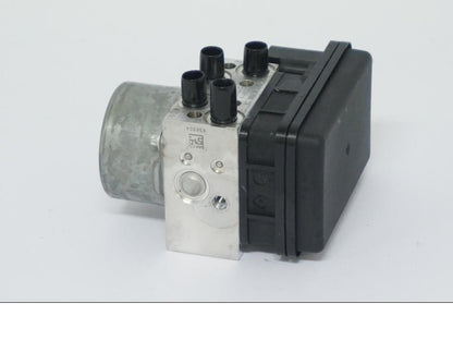 Vänster sida på ABS Modulator från en Ducati Desert X -2022 motorcykel.