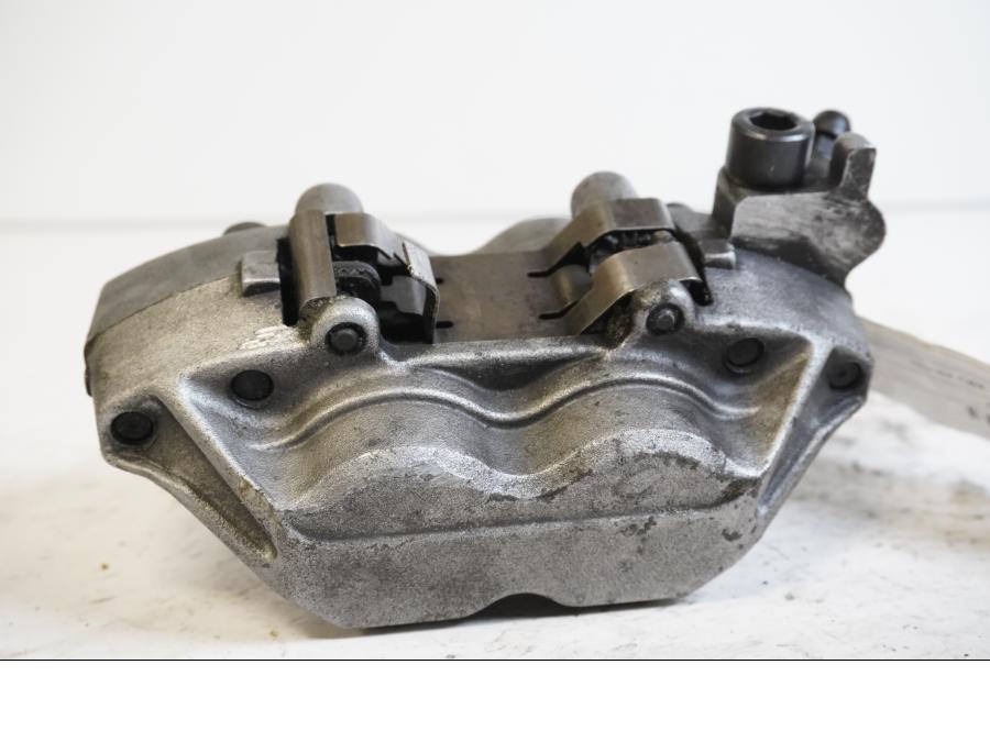 Baksidan på Bromsok från en Honda CBR 900 RR -1998 motorcykel.