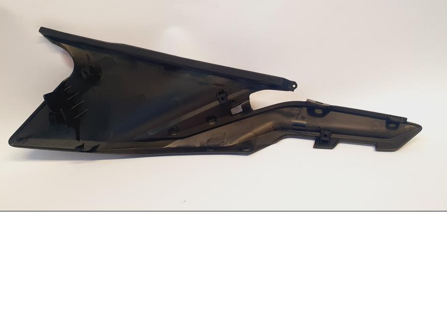 Baksidan på Sidopanel från en KTM 390 Adventure -2021 motorcykel.