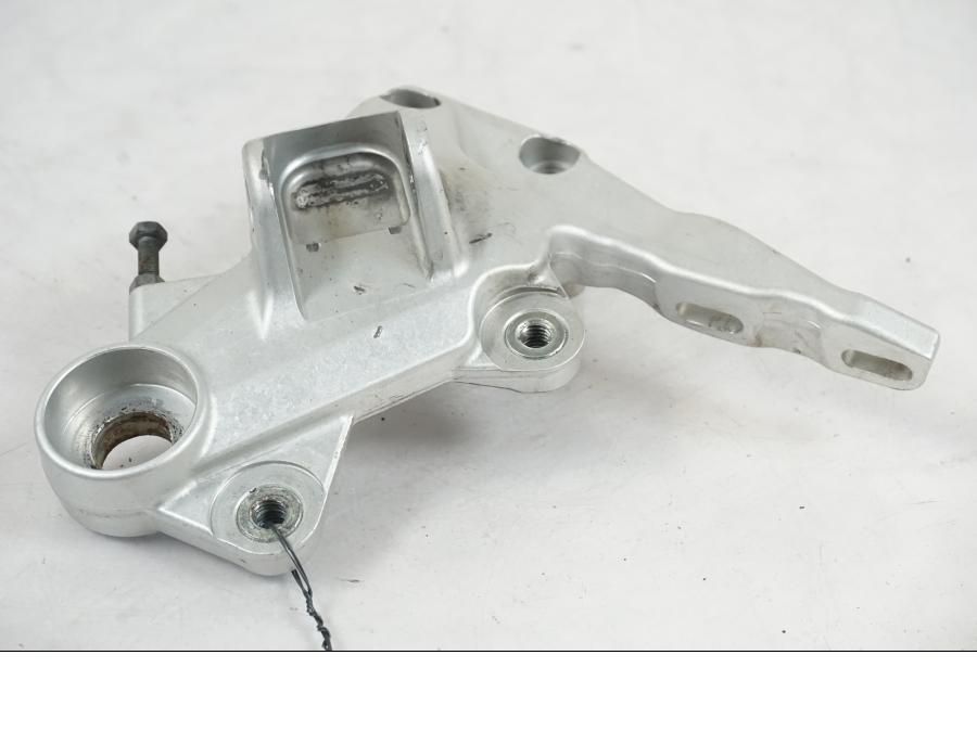 Snett nerifrån på Fotpinnefäste från en Husqvarna 701 SUPERMOTO ABS -2016 motorcykel.