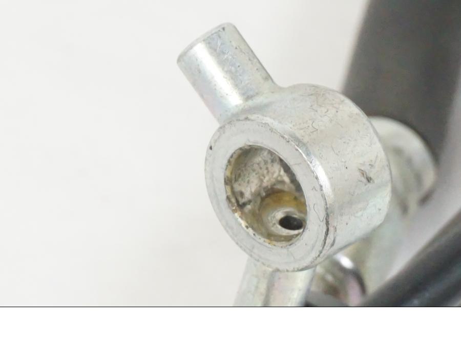 Snett uppifrån på Bromsledning från en Suzuki VZR 1800 -2009 motorcykel.