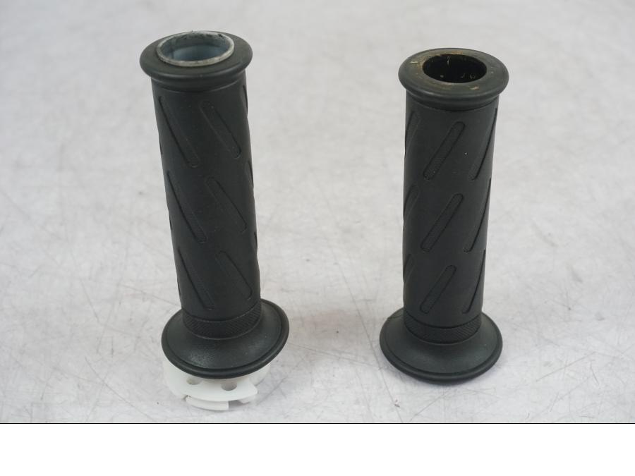 Snett uppifrån på Handtag från en Suzuki GSX 1300 RX -1999 motorcykel.