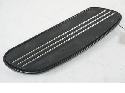 Framsidan på Fotplatta från en H-D Street Glide FLHX -2012 motorcykel.