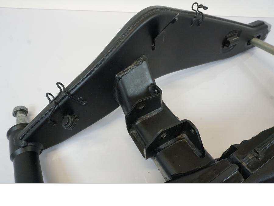 Snett nerifrån på Sving från en Triumph Trident -2021 motorcykel.