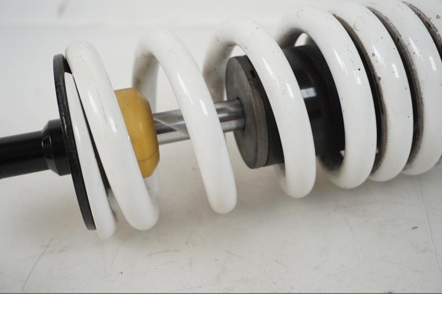 Höger sida på Stötdämpare från en KTM RC 390 -2019 motorcykel.