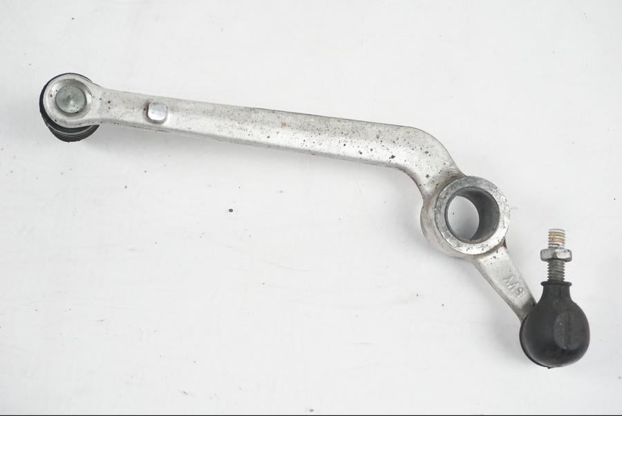 Snett nerifrån på Växelpedal från en Yamaha YZF 1000 R1 -2007 motorcykel.