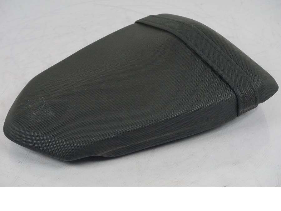 Vänster sida på Sadel från en KTM 1290 Super Duke R -2015 motorcykel.