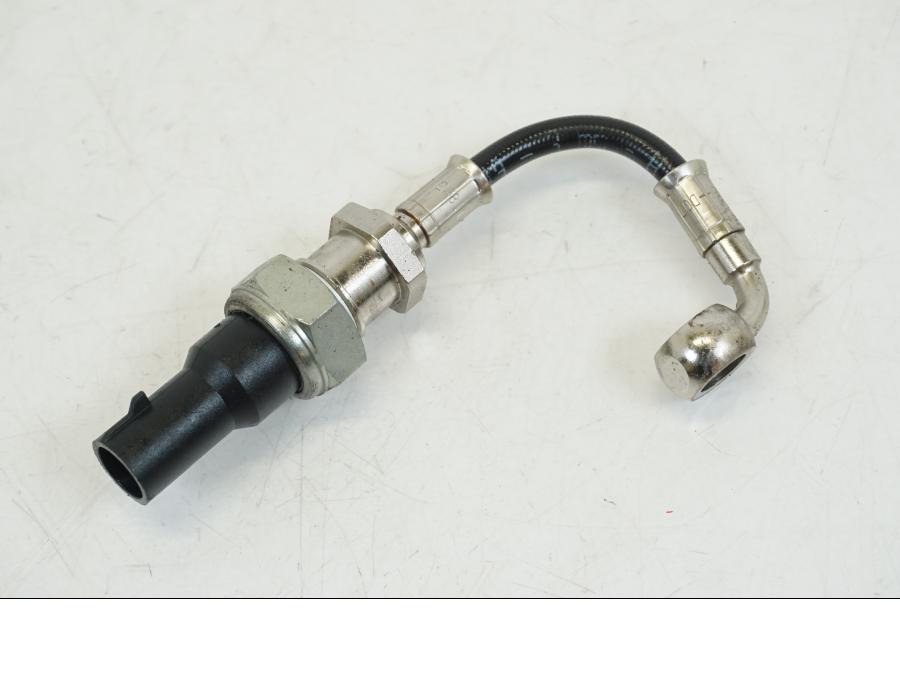 Framsidan på Oljetryckgivare från en Ducati Streetfighter V4 -2020 motorcykel.