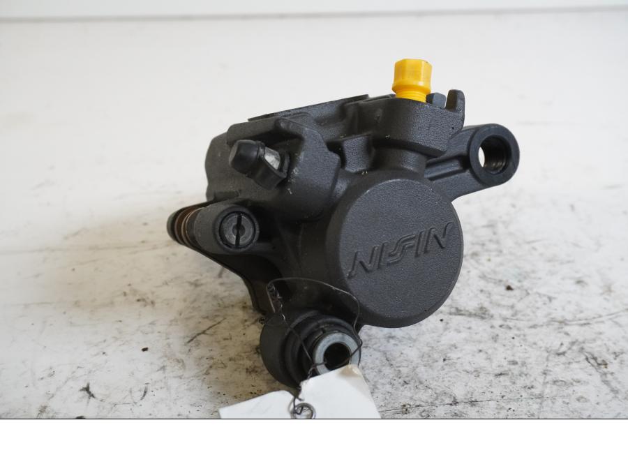 Framsidan på <p>Bromsok bak Yamaha YZF 1000 R1 2005.</p>

<p>Ett kolvs ok. Nissin.</p> motorcykel.