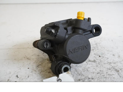 Framsidan på <p>Bromsok bak Yamaha YZF 1000 R1 2005.</p>

<p>Ett kolvs ok. Nissin.</p> motorcykel.