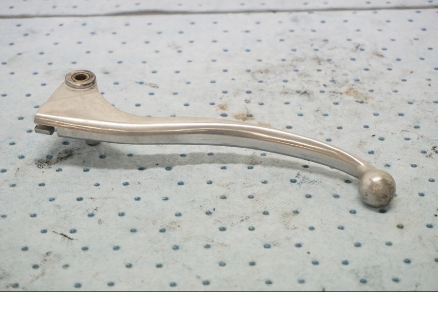 Framsidan på Kopplingsgrepp från en Kawasaki ZX-6R -2000 motorcykel.