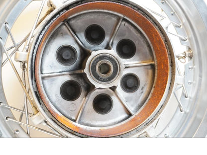 Baksidan på Fälg från en Yamaha XV 1100 -1995 motorcykel.