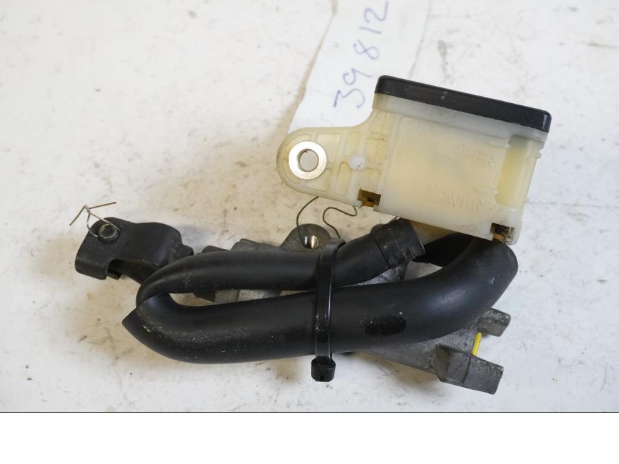 Baksidan på Bromshuvudcylinder från en Honda VTR 1000 F -1997 motorcykel.