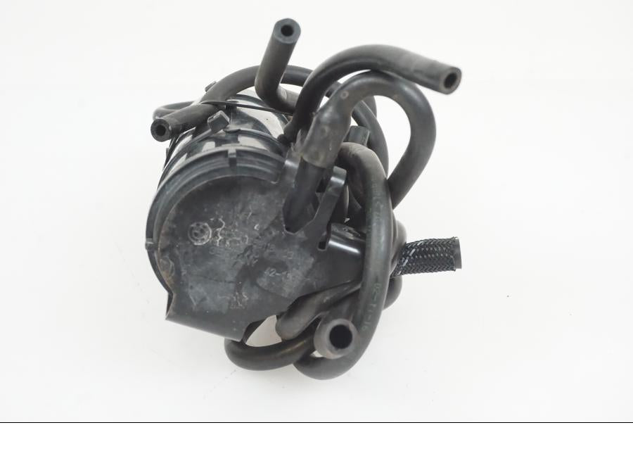 Baksidan på Fuel Evap System från en BMW R Ninet -2017 motorcykel.