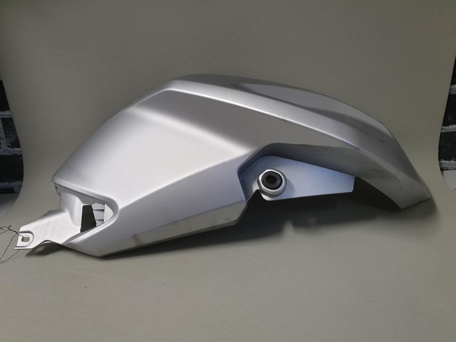 Framsidan på Bensintankskåpa från en Yamaha MT 125 -2017 motorcykel.