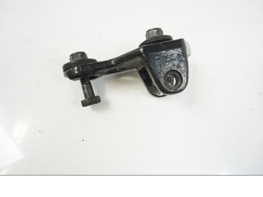 Baksidan på Fotpinnefäste från en Yamaha BT 1100 -2003 motorcykel.