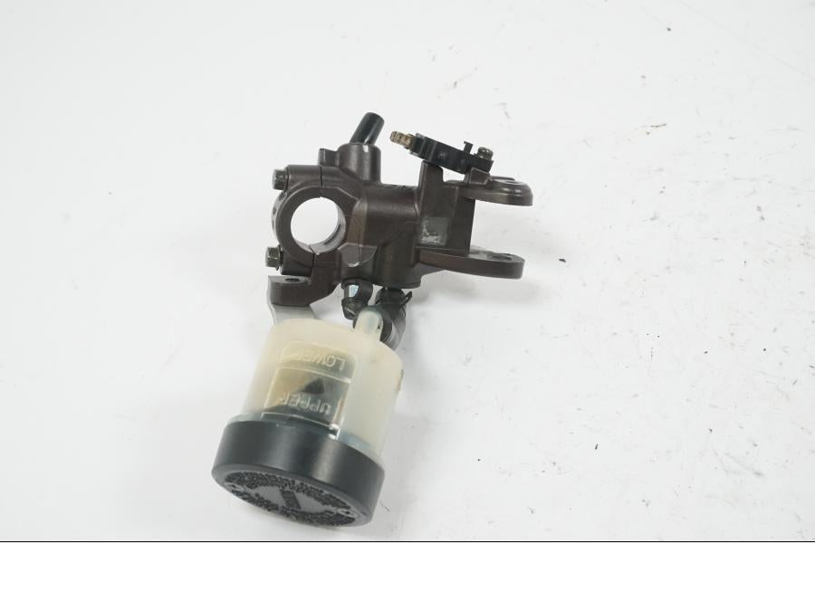 Höger sida på Bromshuvudcylinder från en Honda CBR 1000 RR -2004 motorcykel.