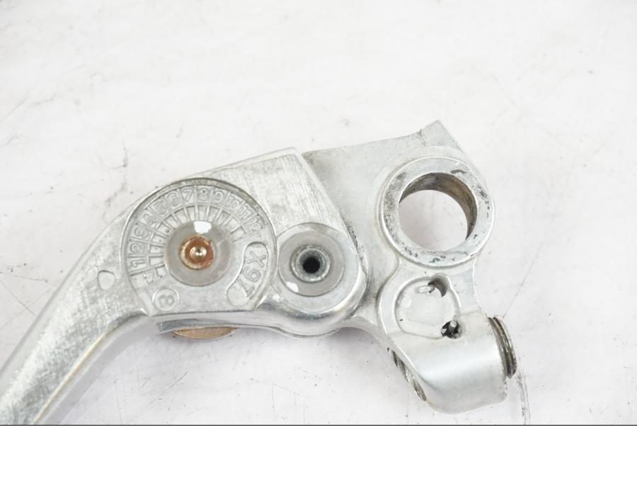 Snett uppifrån på Bromsgrepp från en KTM 690 Duke -2015 motorcykel.