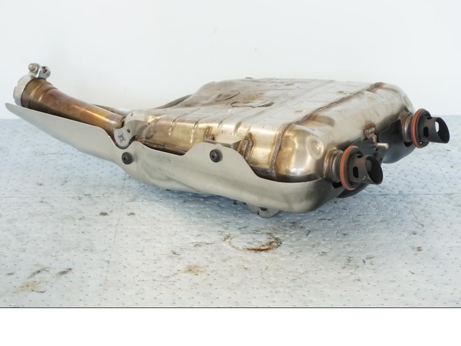 Snett uppifrån på Ljuddämpare från en Suzuki GSX 1300 BK -2008 motorcykel.