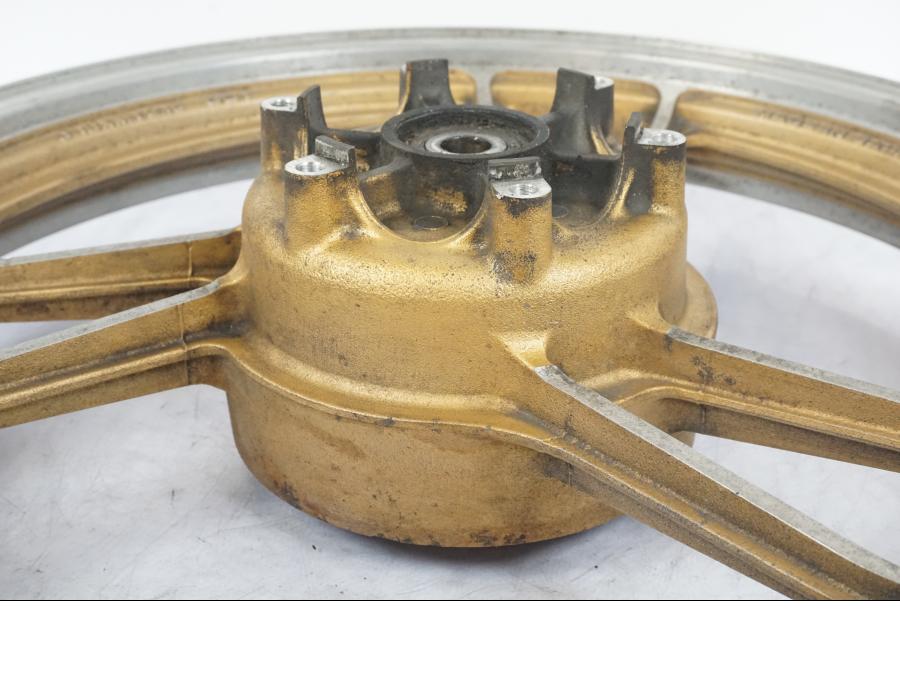 Extrabild5 på Fälg från en Suzuki GSX 550 EF -1985 motorcykel.