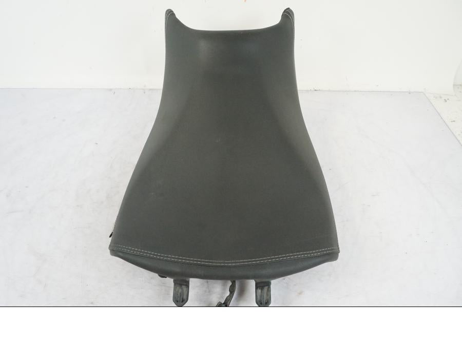 Baksidan på Sadel från en Triumph Tiger Explorer -2013 motorcykel.