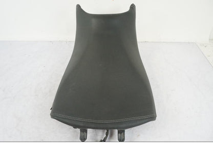 Baksidan på Sadel från en Triumph Tiger Explorer -2013 motorcykel.