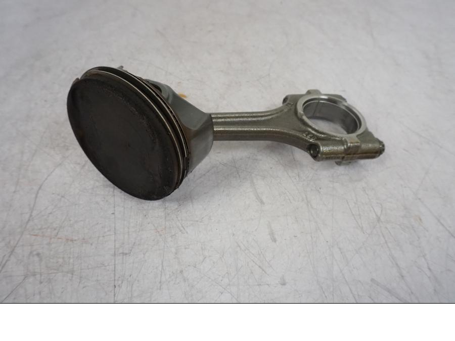 Framsidan på Kolv från en BMW F 750 GS -2020 motorcykel.