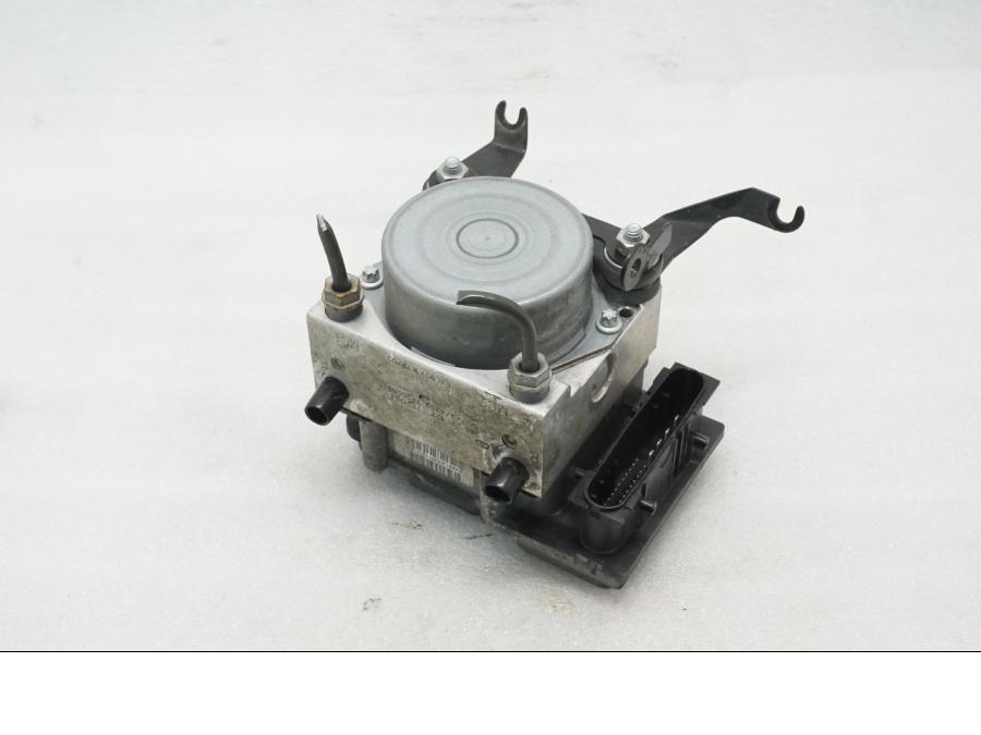 Framsidan på ABS Modulator från en BMW F 800 R -2011 motorcykel.