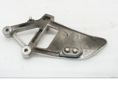 Baksidan på Fotpinnefäste från en Honda VFR 750 -1990 motorcykel.