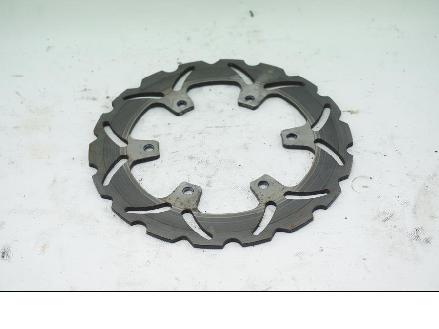 Baksidan på Bromsskiva från en Yamaha TRX 850 -1996 motorcykel.