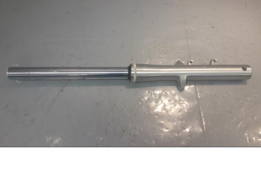 Framsidan på Gaffelben från en Yamaha XVS 1100 -2001 motorcykel.