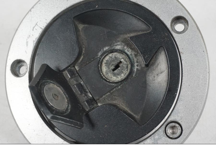 Höger sida på <p>Låssats från Kawasaki Z750 ABS 2008.</p>

<p>1st nyckel, tändningslås, tanklock, sadellås, cdi och imob.</p> motorcykel.