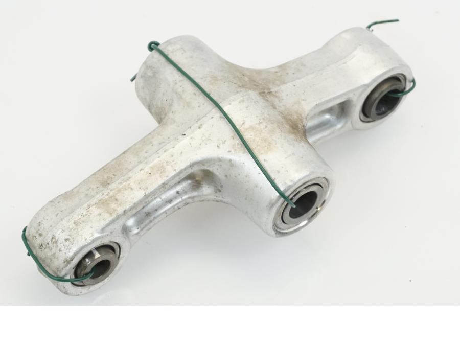 Framsidan på Stötdämparlänkage från en Suzuki GSX 600 F -2000 motorcykel.