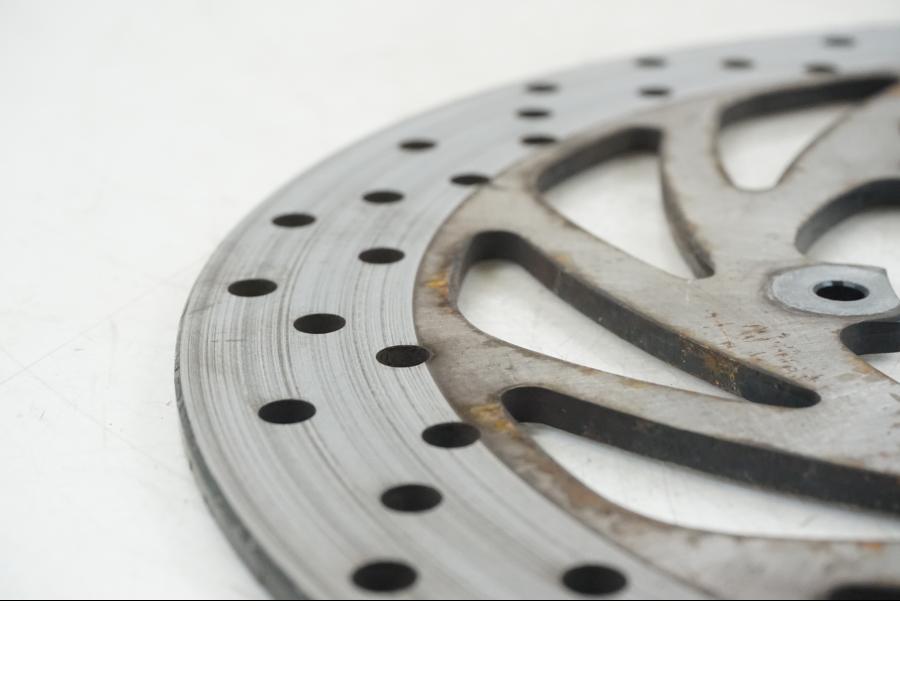 Vänster sida på Bromsskiva från en BMW F 650 CS -2003 motorcykel.