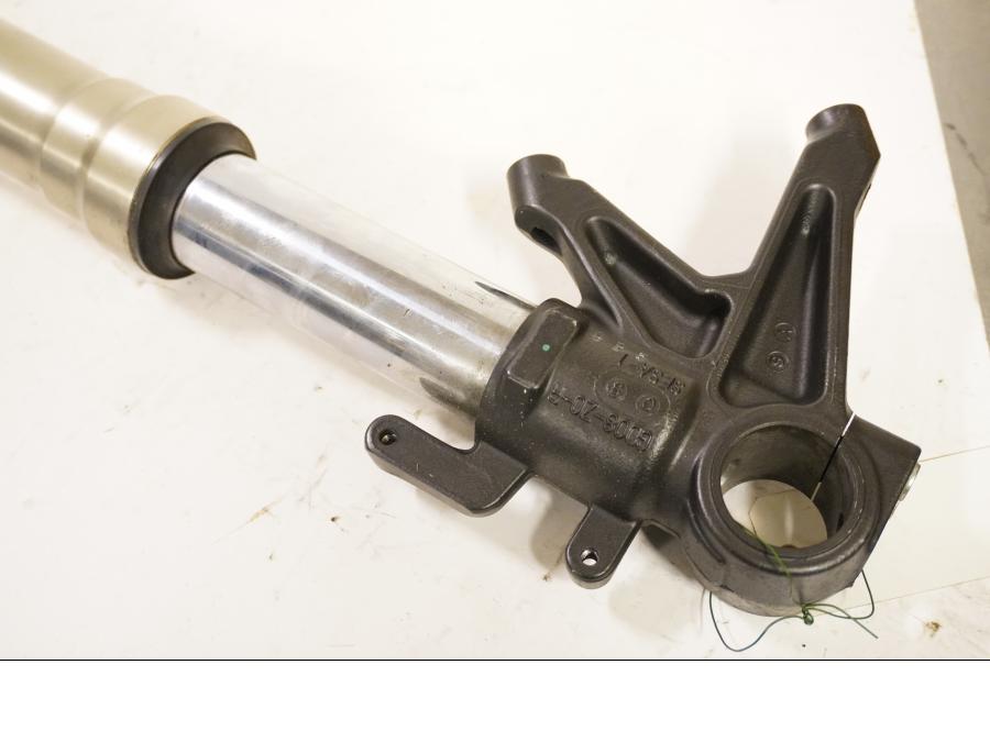 Vänster sida på Gaffelben från en Ducati Streetfighter 1098 -2010 motorcykel.