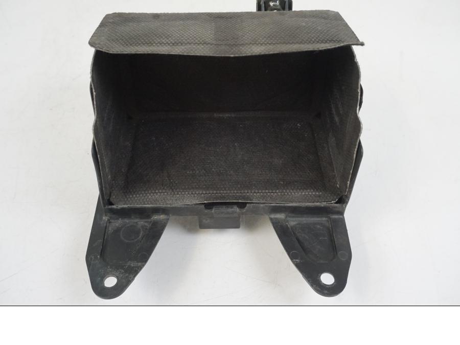 Extrabild2 på Batterihållare från en Yamaha YZF 1000 R1 -2006 motorcykel.