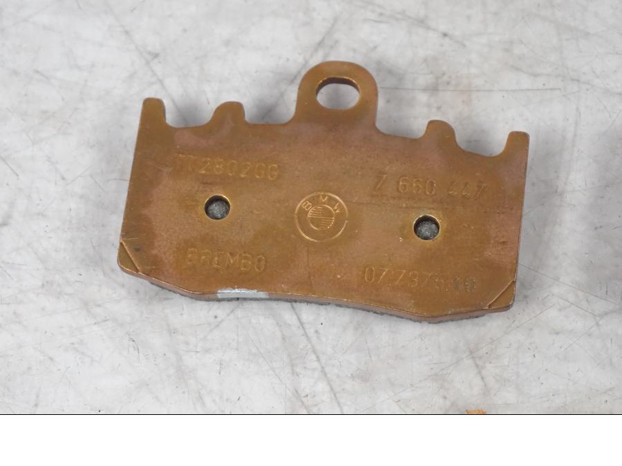 Snett uppifrån på Bromsbelägg från en BMW R 1150 GS/A -2002 motorcykel.