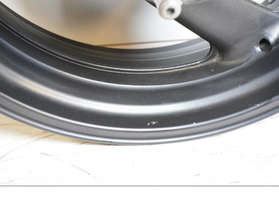 Höger sida på Fälg från en Yamaha YZF 1000 R -2001 motorcykel.