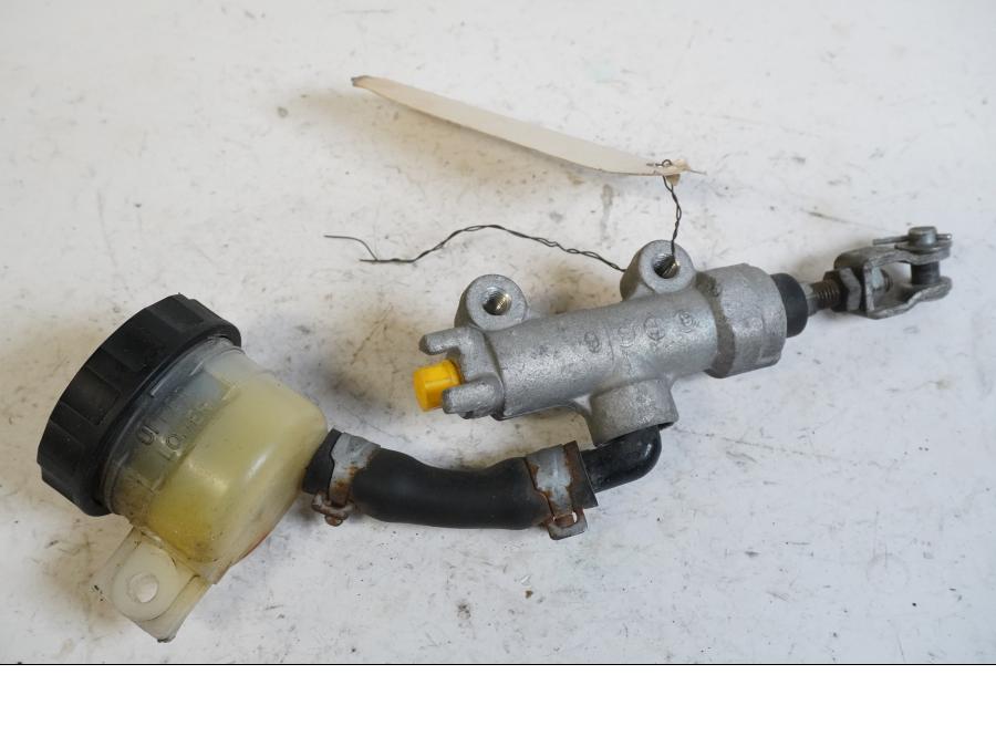 Framsidan på Bromshuvudcylinder från en Kawasaki VN 1600 Mean Streak -2007 motorcykel.