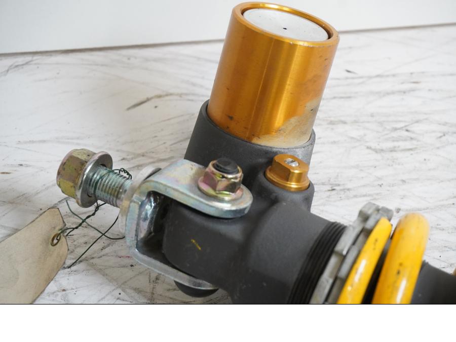 Baksidan på Stötdämpare från en Triumph Daytona 675 -2006 motorcykel.